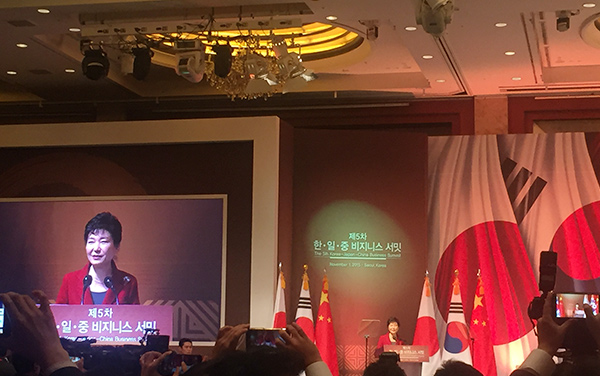 韓國總統樸槿惠在三國工商(shāng)峰會上(shàng)發表講話(huà)